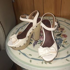 **Like New** Gianni Bini Off White Platform Heels 6 1/2